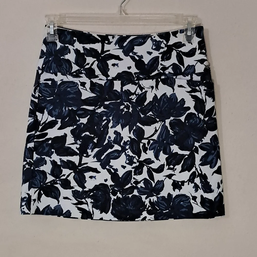 S.C. and Co. Women's Size Small Floral Print Stretch Skort